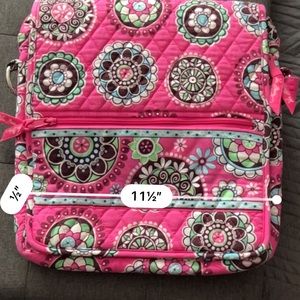 Like new Vera Bradley crossbody / messenger bag. great for travel! No trades.